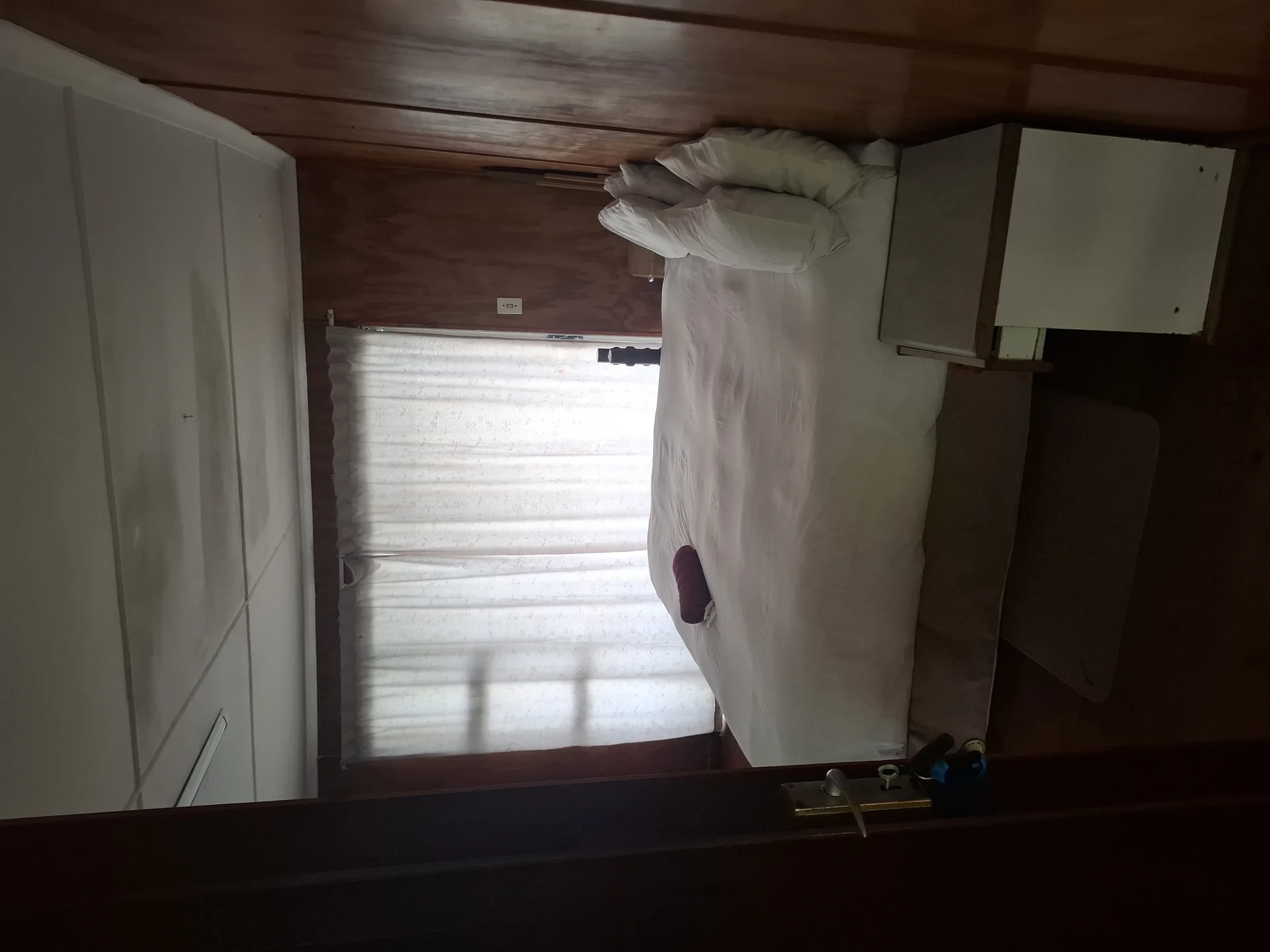 Twin bedroom with two single beds at Glass House Guest Lodge